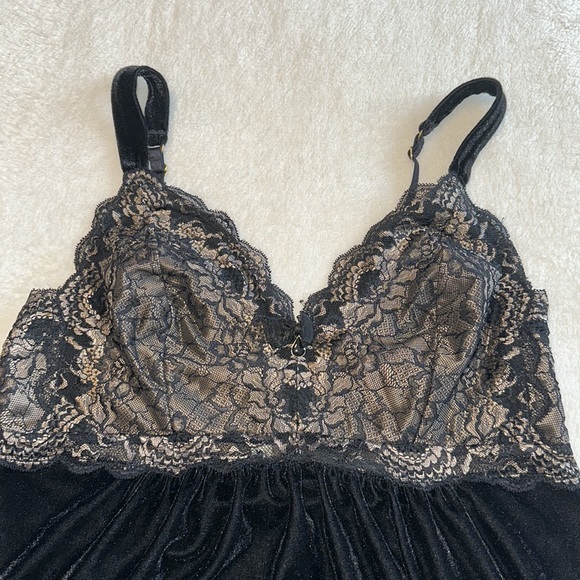 Soma black velvet and lace top size Large - Picture 3 of 17